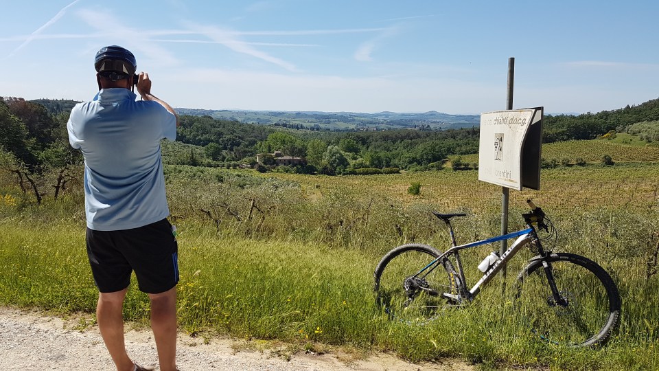 man making a picture of chianti's countryside