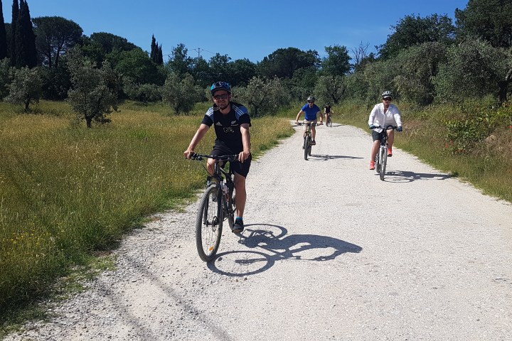 bike tour group through Chianti