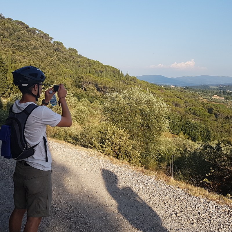 guy making a picture of the italian countryside