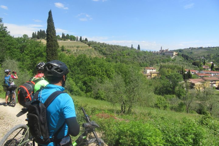 Bike tour group making pictures of the italian nature